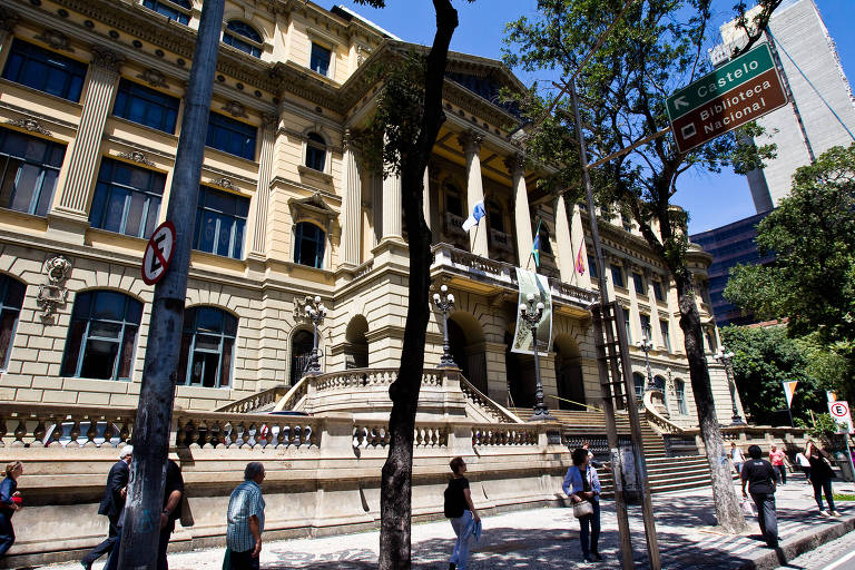 Biblioteca Nacional, no Rio; segunda lenda urbana, gavião morou em cornija da fachada do prédio
