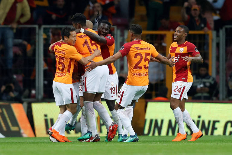 Jogadores do Galatasaray comemoram o primeiro gol da vitória sobre o Basaksehir 