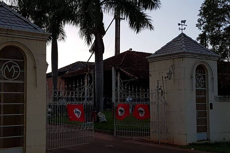 Bandeiras do MST na entrada de fazenda atribuída ao empresário Oscar Maroni, dono do Bahamas Hotel Club, no município de Araçatuba 