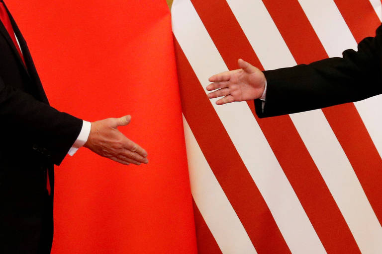 Aperto de mãos entre os presidentes Donald Trump e Xi Jinping na China