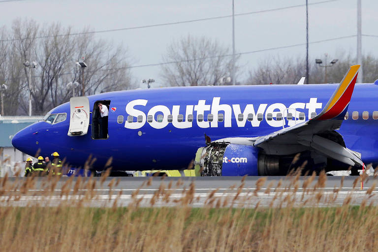 O avião da Southwest após o pouso de emergência no aeroporto da Filadélfia 