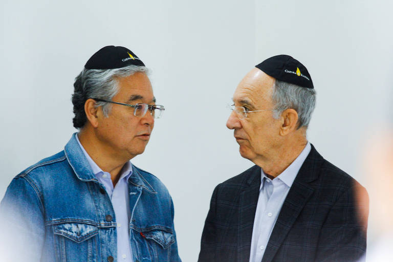 Paulo Okamotto (esq.), presidente do Instituto Lula, e Rui Falcão, ex-presidente do PT, no velório do economista Paul Singer, em São Paulo, no cemitério Israelita do Butantã, na manhã de terça-feira (17)