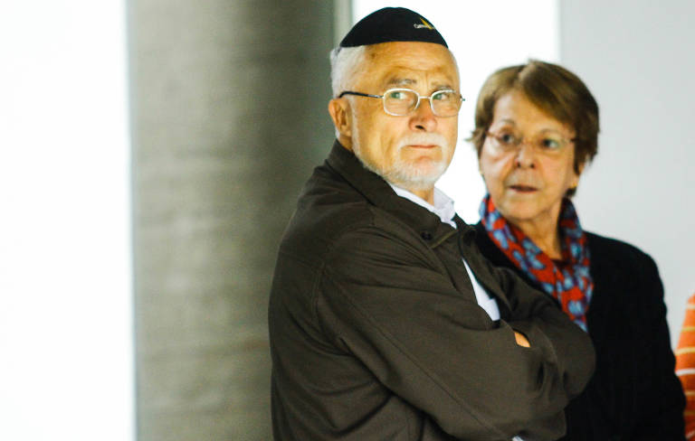 O ex-deputado federal José Genoino (PT) no velório do economista Paul Singer, no cemitério Israelita do Butantã, em São Paulo, na manhã de terça-feira (17)