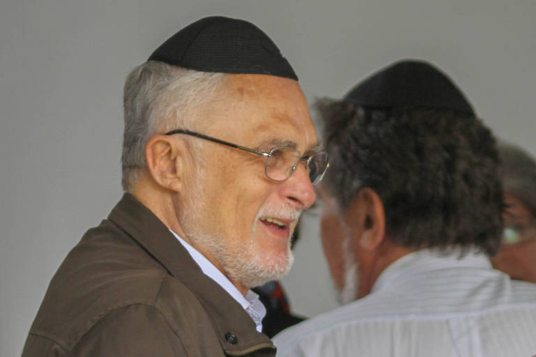 O ex-deputado federal José Genoino (PT) no velório do economista Paul Singer, no cemitério Israelita do Butantã, em São Paulo, na manhã de terça-feira (17)