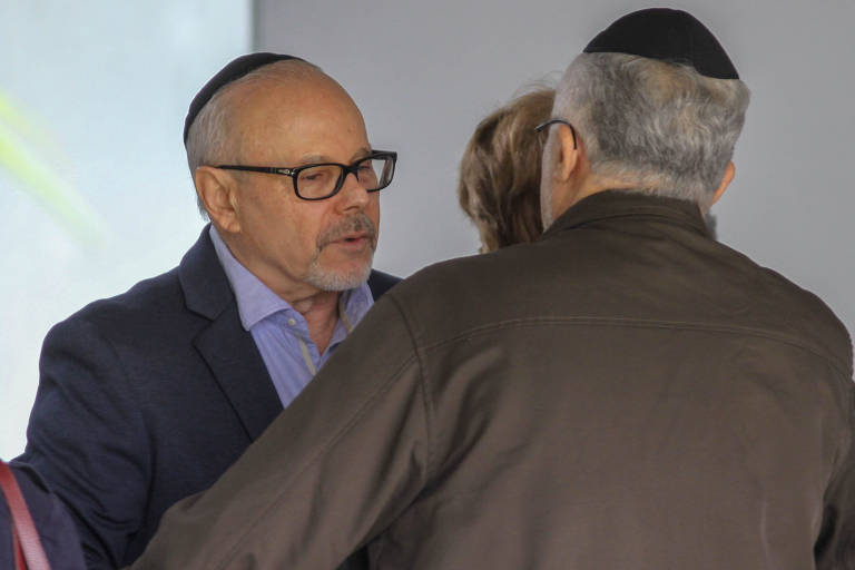 Guido Mantega, ex-ministro da Fazenda (governos Lula e Dilma), no velório do economista Paul Singer, no cemitério Israelita do Butantã, em São Paulo, na manhã de terça-feira (17)