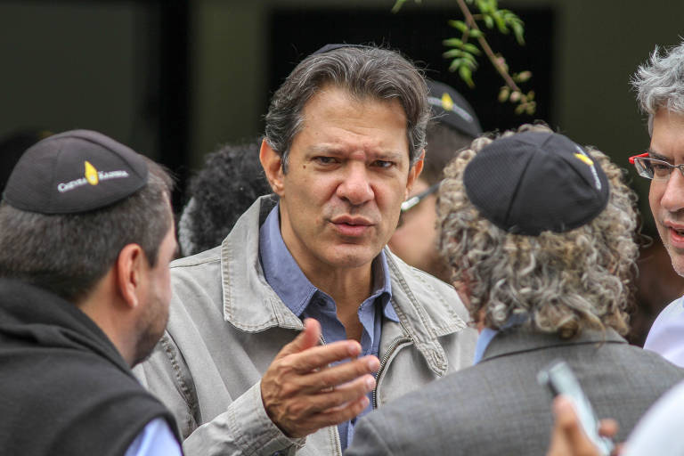 O ex-prefeito de São Paulo Fernando Haddad (PT) no velório do economista Paul Singer, no cemitério Israelita do Butantã, em São Paulo, na manhã de terça-feira (17)
