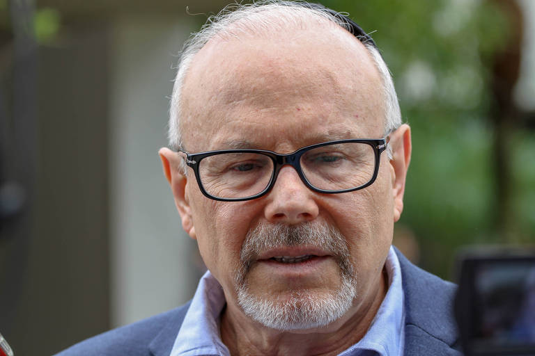 Guido Mantega, ex-ministro da Fazenda (governos Lula e Dilma), no velório do economista Paul Singer, no cemitério Israelita do Butantã, em São Paulo, na manhã de terça-feira (17)