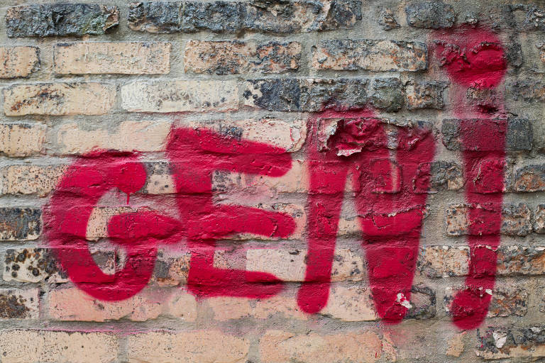 O modo paulistano de se expressar em português escrito nas ruas, em placas, anúncios, muros e grafites 