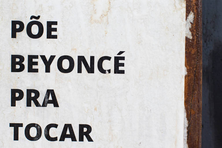 O modo paulistano de se expressar em português escrito nas ruas, em placas, anúncios, muros e grafites 