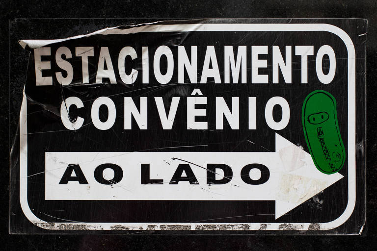 O modo paulistano de se expressar em português escrito nas ruas, em placas, anúncios, muros e grafites 