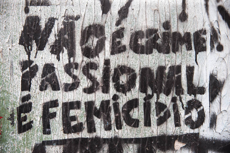 O modo paulistano de se expressar em português escrito nas ruas, em placas, anúncios, muros e grafites 