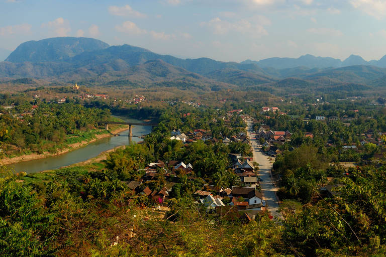 Rio Mekong e o vilarejo na cidade de Luang Prabang, no Laos
