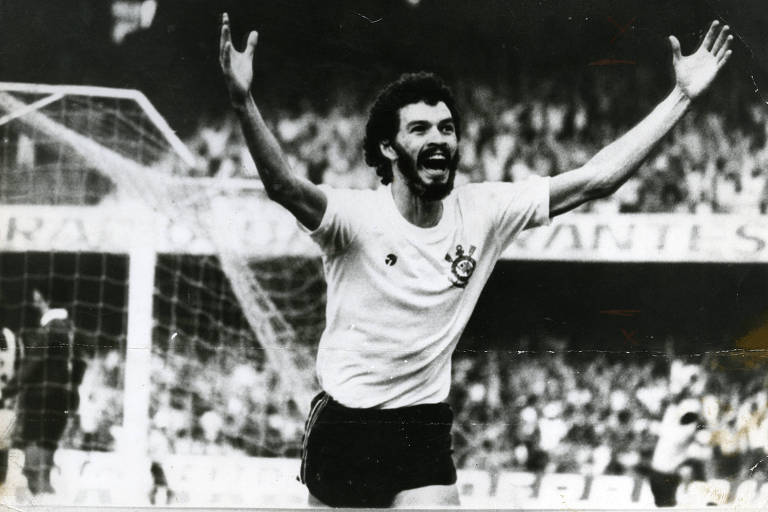Sócrates comemora gol pelo Corinthians no Campeonato Paulista de 1981