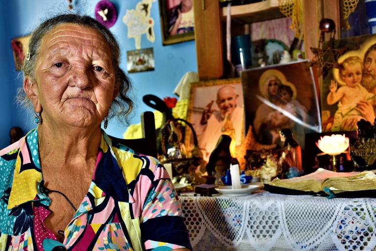 Dalva Fernandes Siqueira, 78, benzedeira de Milho Verde, em MG, que pratica as bênçãos desde os 20, ensinada pela mãe