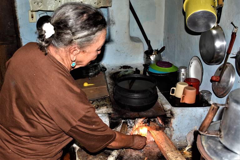 Dalva Fernandes Siqueira, 78, benzedeira de Milho Verde, em MG, que pratica as bênçãos desde os 20, ensinada pela mãe
