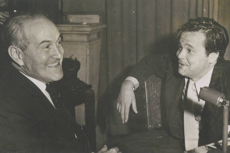 Oswaldo Aranha e o escritor Orson Welles durante entrevista radiofônica, em 1942