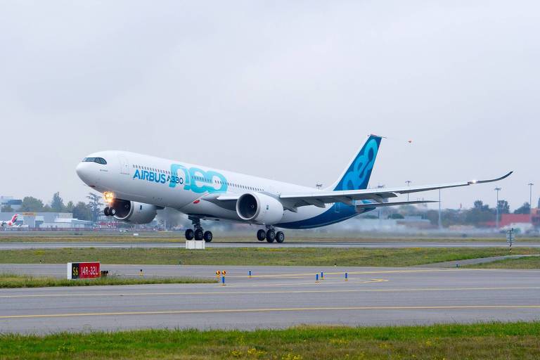 Recentemente, o A330 também foi atualizado. O A330neo entrou em operação em 2018 e recebeu novas asas, motores e a máscara negra que é símbolo do irmão maior, A350