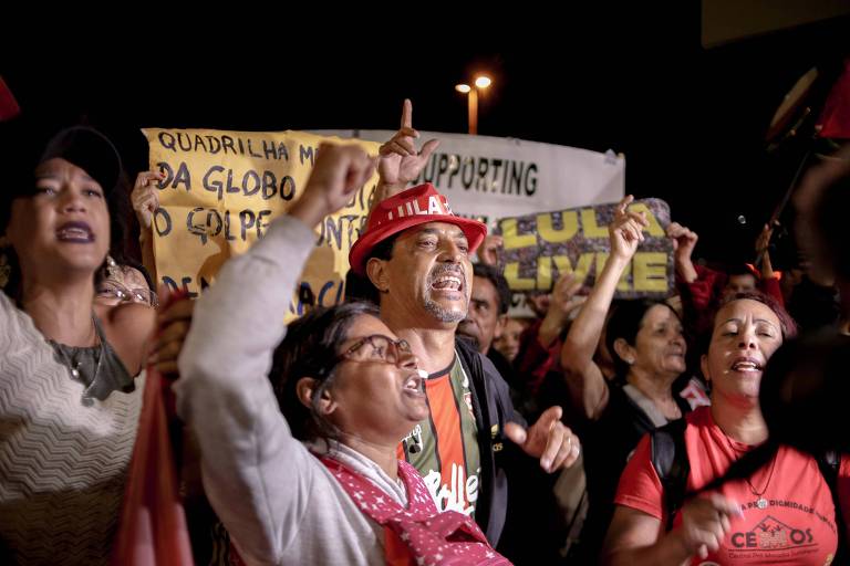 Manifestantes fazem protesto contra a prisão de Lula em frente à sede da Rede Globo em São Paulo