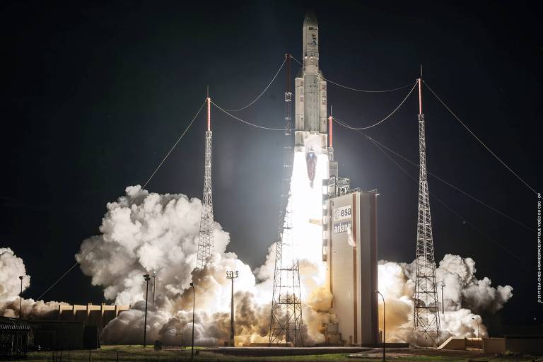 Momento em que o SGDC (Satélite Geoestacionário de Defesa e Comunicações Estratégicas ) é lançado, em 4 de maio de 2017, na centro espacial de Kourou, na Guiana Francesa 