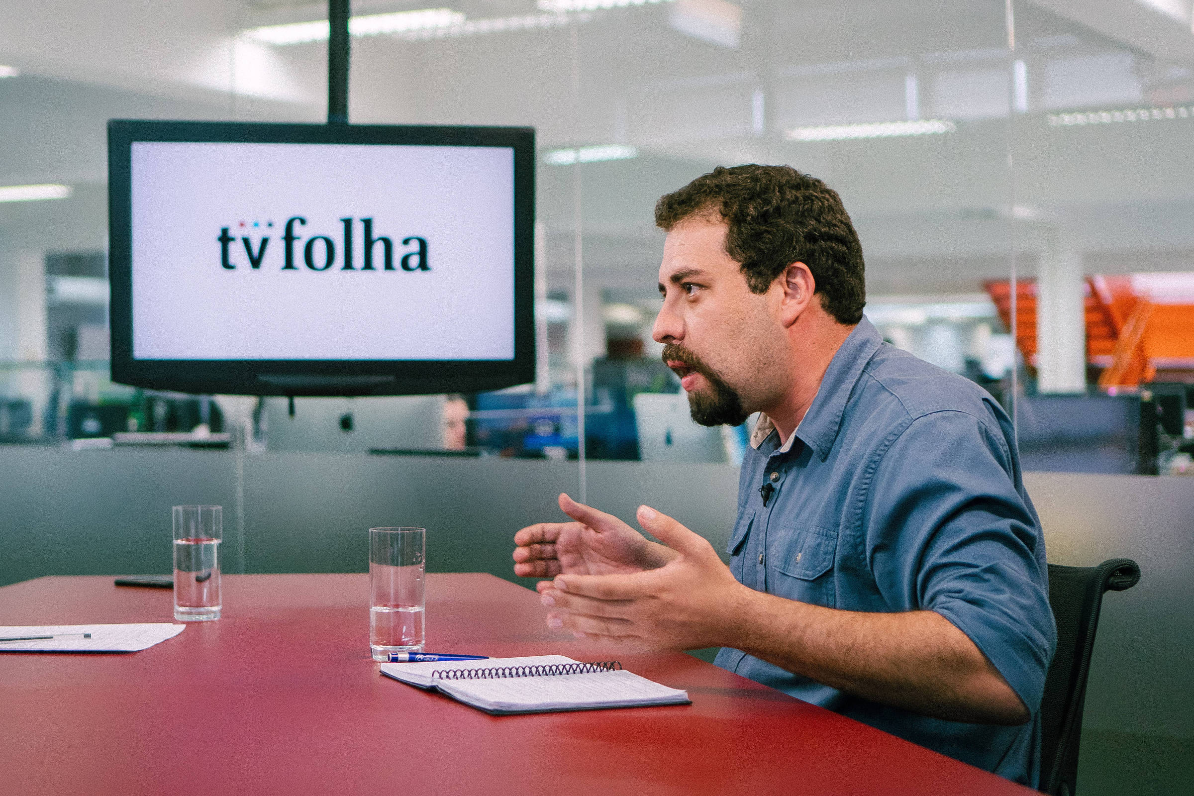 Guilherme Boulos responde a pergunta no estúdio da TV Folha, em São Paulo