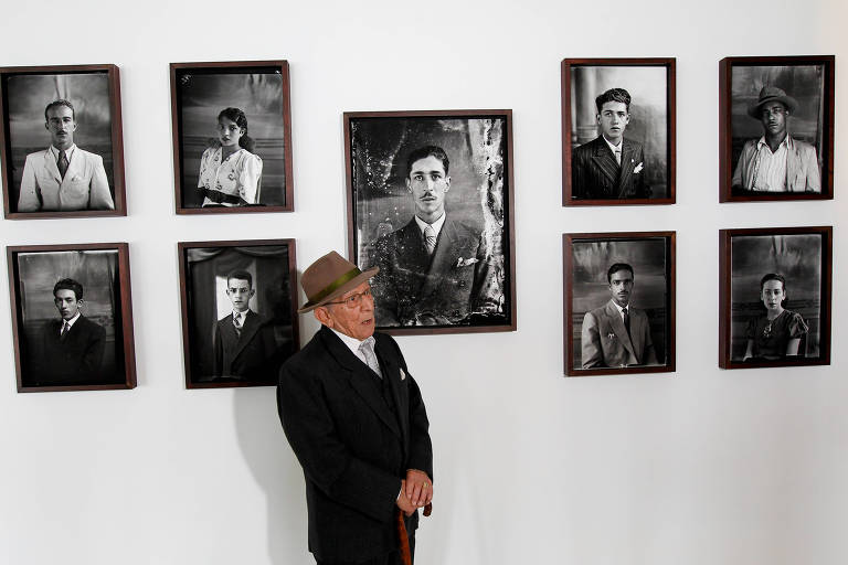 O fotógrafo Assis Horta no cenário usado para suas fotos e apresenta sua exposição fotográfica "Assis Horta - A Democratização do retrato fotográfico através da CLT", no Palácio do Planalto, em 2013