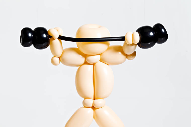 Escultura feita em bexiga para ilustrar pessoa levantando halteres