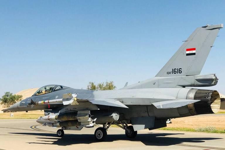 Imagem divulgada pela Aeronáutica iraquiana mostra um dos caças que teria sido usado no ataque 