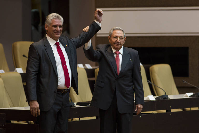 Raúl Castro ergue o braço de Miguel Díaz-Canel logo após a Assembleia confirmar o resultado 