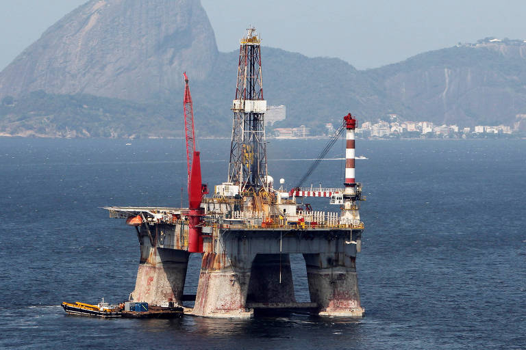 Plataforma de petróleo da Petrobras no meio da baía de Guanabara, no Rio de Janeiro