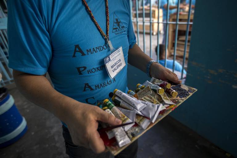 O ex-publicitário dá aulas de pintura para colegas de prisão