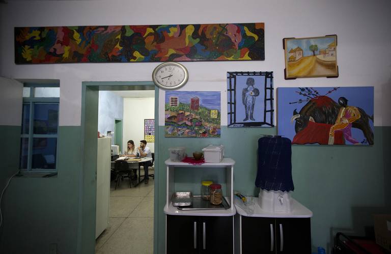 As obras de Marcos Valério enfeitam as paredes da administração da Apac de Sete Lagoas (MG)