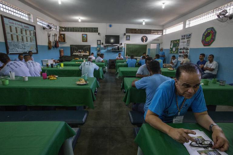 No refeitório, o ex-publicitário controla a entrada na ala de regime fechado, onde é um dos integrantes do CSS (Conselho de Sinceridade e Solidariedade), que cuida da disciplina do presídio