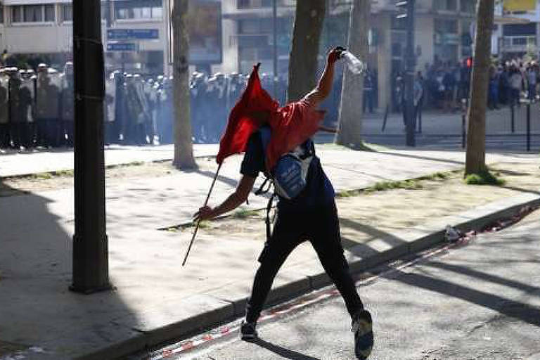 Foto escolhida pelo jornal Le Monde para a cobertura dos protestos na França. Credito Reproducao
