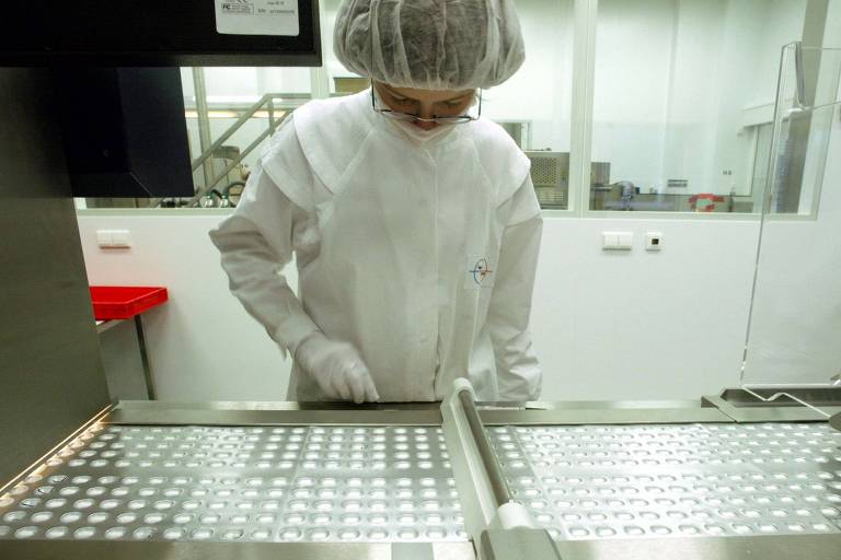 Funcionária de farmacêutica alemã verifica processo de embalagem de pílulas em fábrica em Blaubeuren, na Alemanha; indústria farmacêutica impõe restrições à entrada do Brasil na OCDE