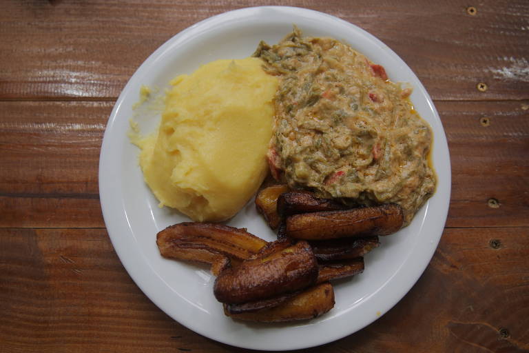 O Mbuzi é um prato que leva o Fufu, acompanhando couve na mwamba (pasta de amendoim) e banana da terra fritinha, do chef Pitchou Luambo 