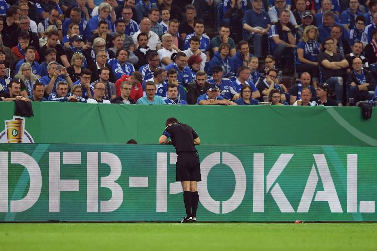 Árbitro consulta o VAR durante partida semifinal da Copa da Alemanha entre Schalke 04 vs Eintracht Frankfurt