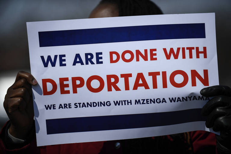 Manifestante segura cartaz em protesto contra deportação de professor, em St. Paul, Minnesota; expulsões sumárias têm sido mais comuns na gestão Trump