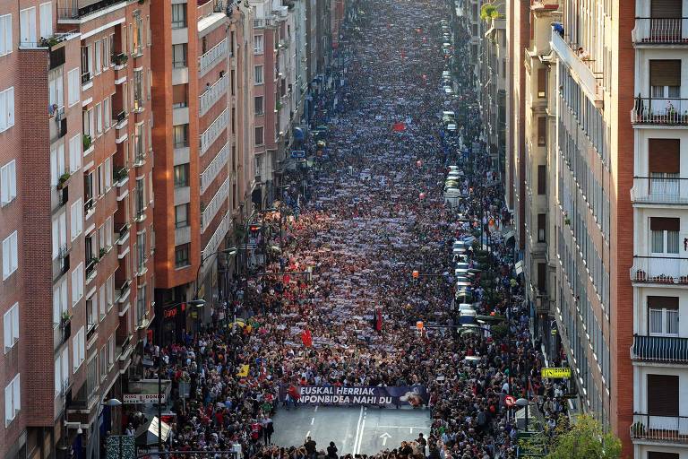 Manifestação em 2011 em Bilbao, na Espanha, após o ETA anunciar o fim da luta armada pede uma resolução pacífica para o conflito 