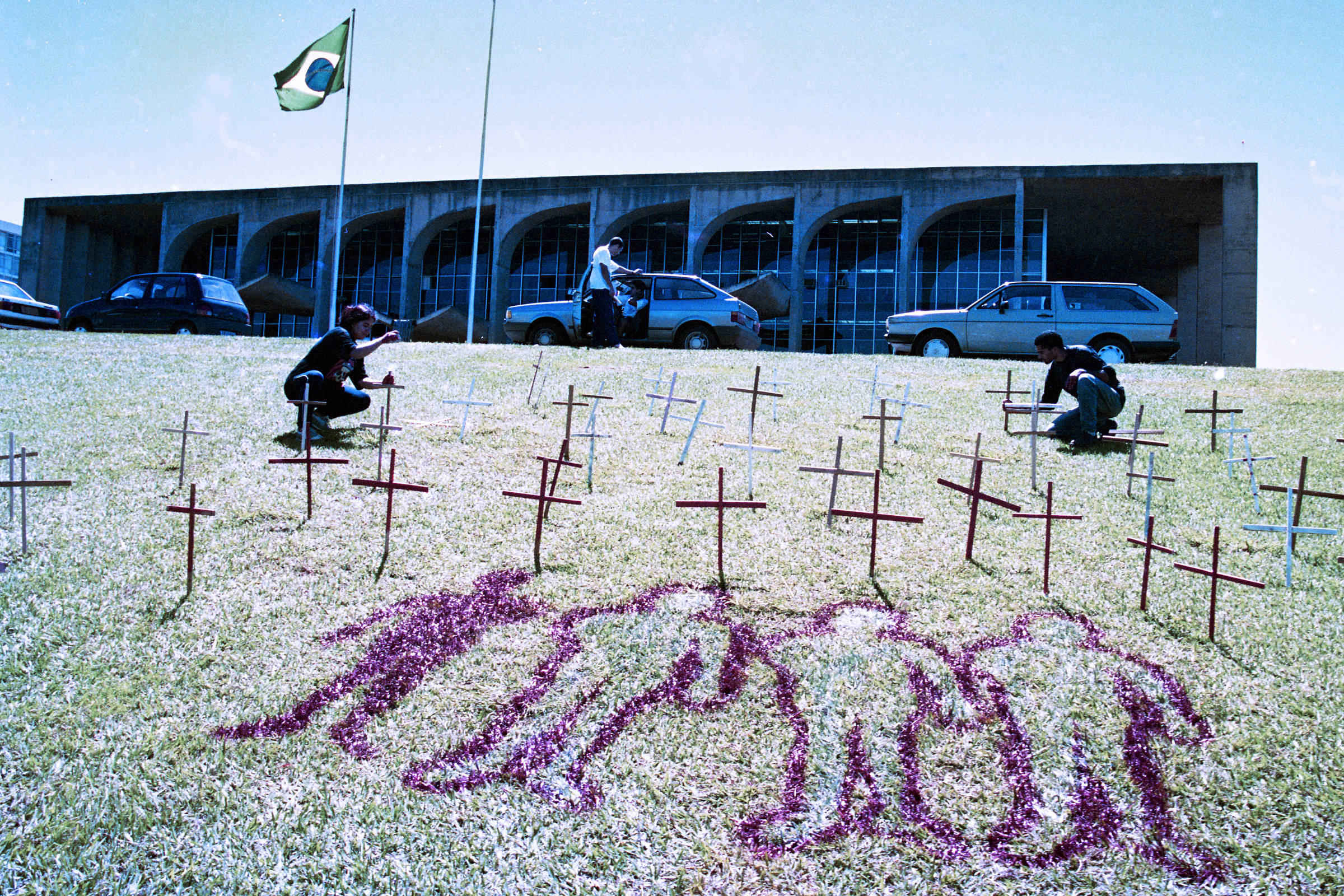Ato em frente ao Congresso Nacional, em Brasília, lembra as vítimas do massacre de Eldorado de Carajás, em 1993, quando 19 sem-terra foram mortos no Pará