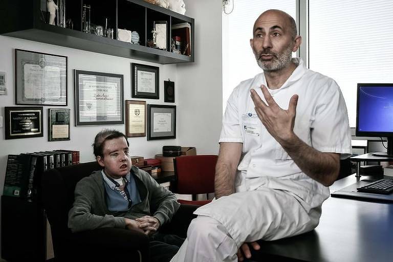 Jérôme Hamon, à esquerda, a primeira pessoa a receber dois transplantes totais de face com o médico Laurent Lantieri, no Hospital Europeu Georges-Pompidou, em Paris.