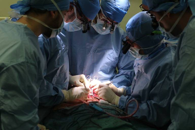 O segundo transplante facial pelo qual passou Jérôme  Hamon durou quase 24 horas e envolveu cerca de 30 membros da equipe médica