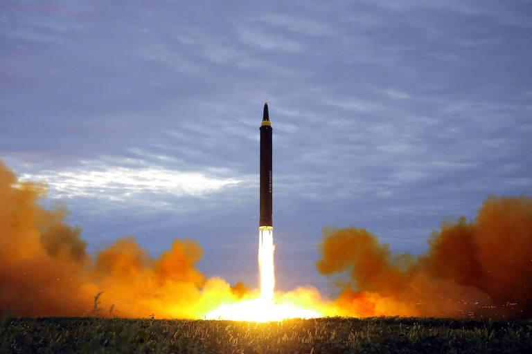 Foto divulgada pelo governo norte-coreano em 30 de agosto de 2017 mostra o que seria o lançamento do míssil de alcance intermediário Hwasong-12