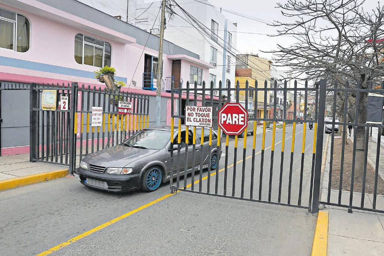 Periferia de Lima tem rua com grades e saudades de Fujimori