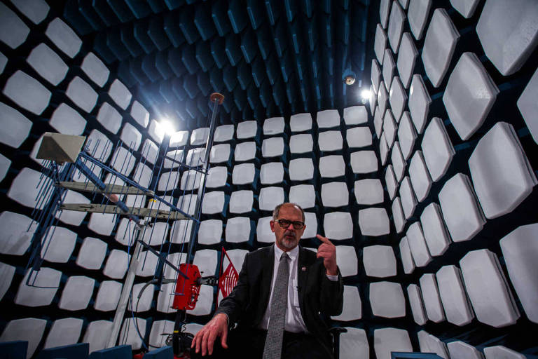 O presidente do IPT, Fernando Landgraf, concede entrevista à Folha dentro da câmara de compatibilidade eletromagnética do instituto, em São Paulo, em outubro de 2014