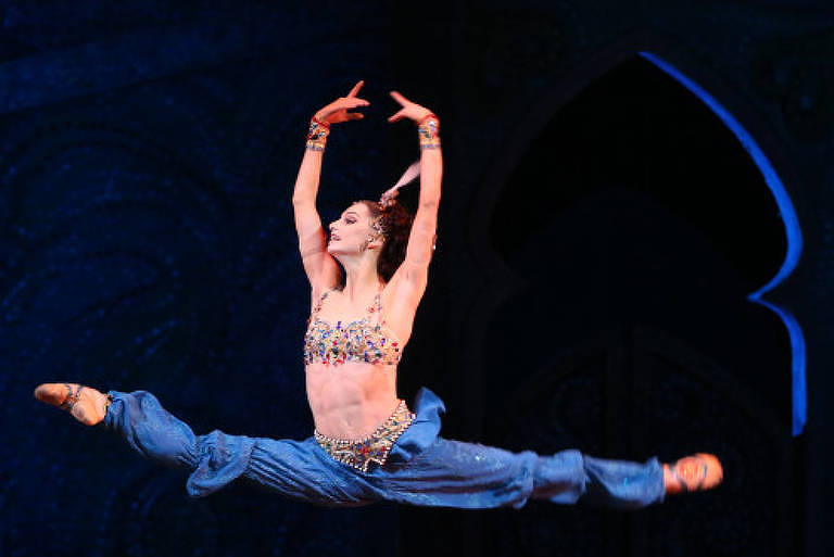 Artista do Mariinsky Ballet dança em versão de Sheherazade no Segerstrom Center for the Arts, nos EUA  Natasha Razina/Divulgação