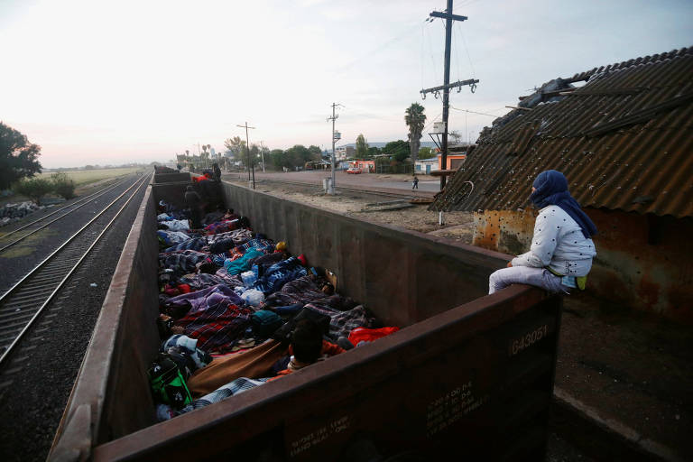 Imigrantes se arriscam em travessia sobre trens no México