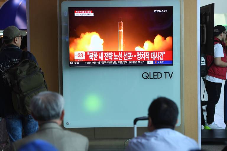 Pessoas assistem televisão em imagem de arquivo: Coreia do Norte suspendeu testes nucleares