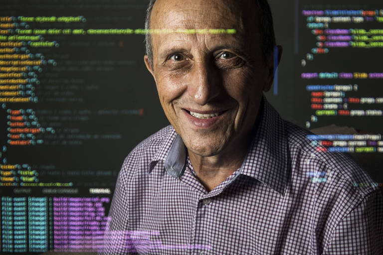 José Lourival Barreiro, projetista de elétrica aposentado há quase dez anos, faz curso de informática básica