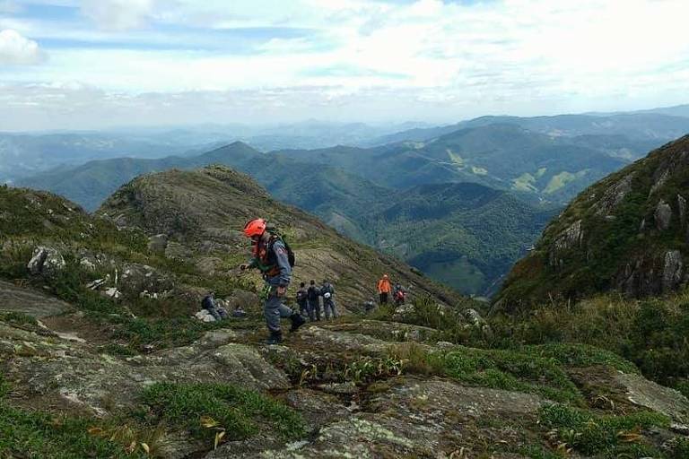 Equipe de busca com mais de 80 pessoas procura pelo francês Gilbert Eric Welterlin, desaparecido na segunda (16) no pico dos Marins (SP)