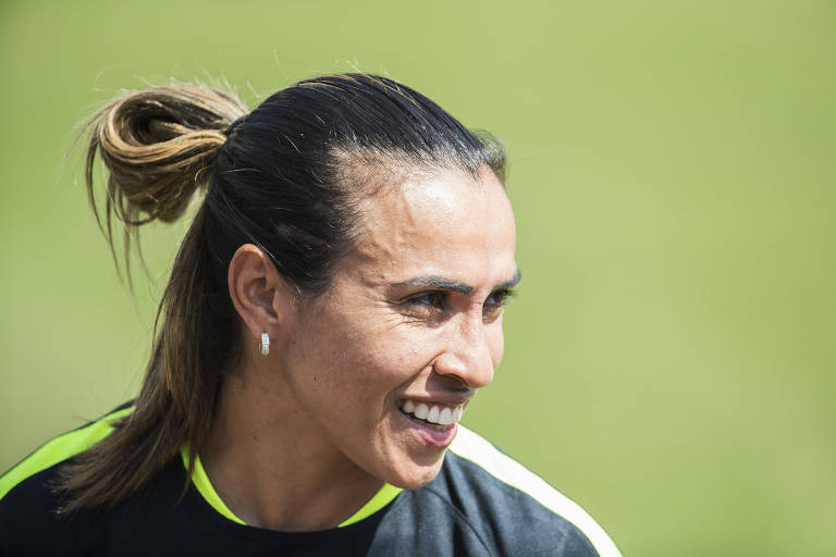 Marta sorri, em treino na seleção brasileira